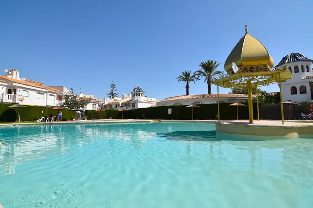 BUNGALOW A 500M DE LA PLAYA EN URBANIZACION CON 4 PISCINAS Y GARAJE !! — 30