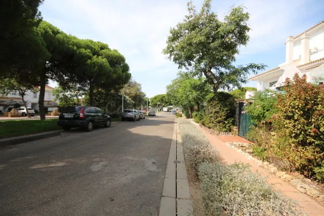 Exclusivo adosado de 3 plantas en Hoyo 14 junto al Campo de Golf – Nuevo Portil — 3