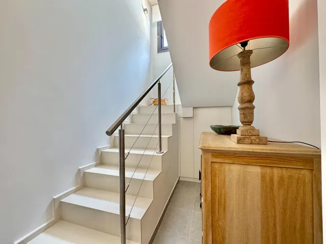 elegante villa con vistas parciales al mar. — 38