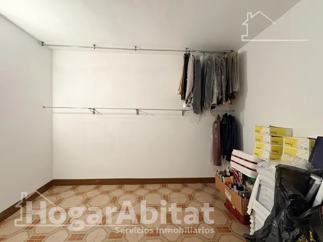 Espaciosa casa con local comercial y garaje en el centro — 37