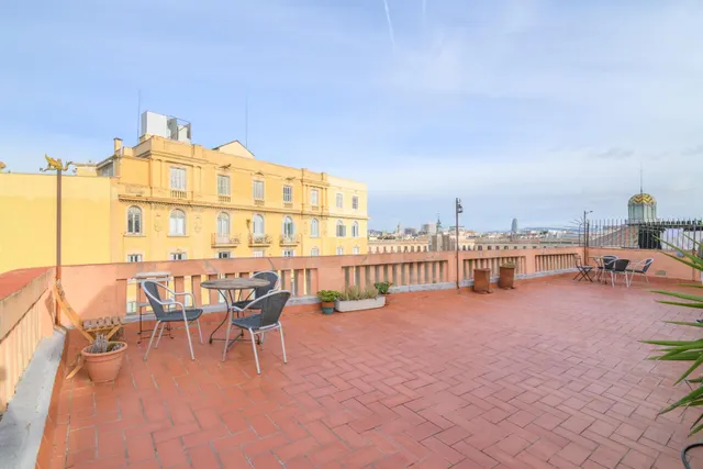 Espectacular vivienda esquinera con siete balcones frente al Mercat del Born — 43