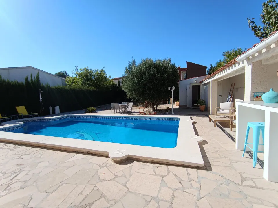 Exclusiva villa reformada y moderna con vistas al mar y montaña, piscina, cocina de verano y apartamento independiente
