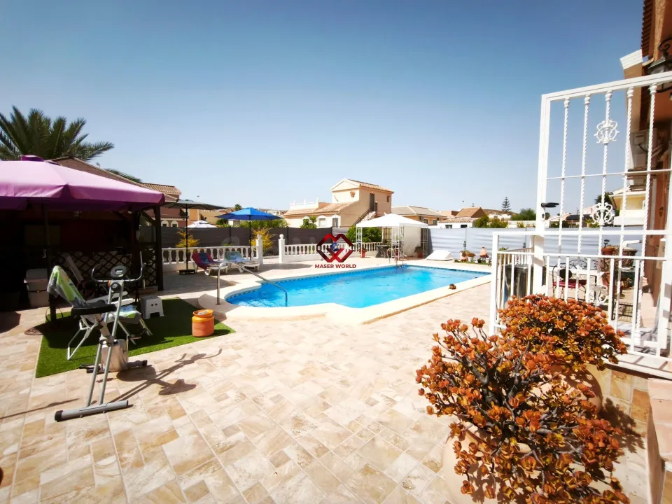 ESPECTACULAR CHALET CON PISCINA Y AMPLIOS EXTERIORES EN CAMPOSOL