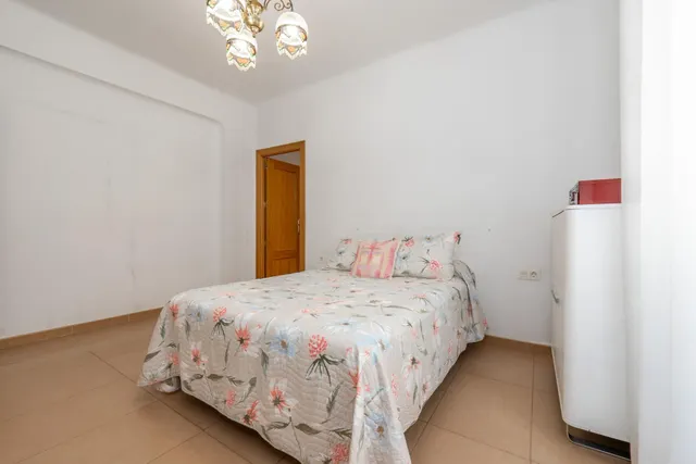 Piso de 87 m2 con 3 dormitorios en Pedro Antonio de Alarcón 27, junto a Recogidas — 34