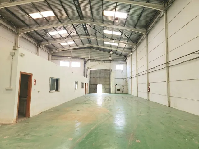 ALQUILER DE NAVE CON OFICINAS EN CATARROJA - foto 2