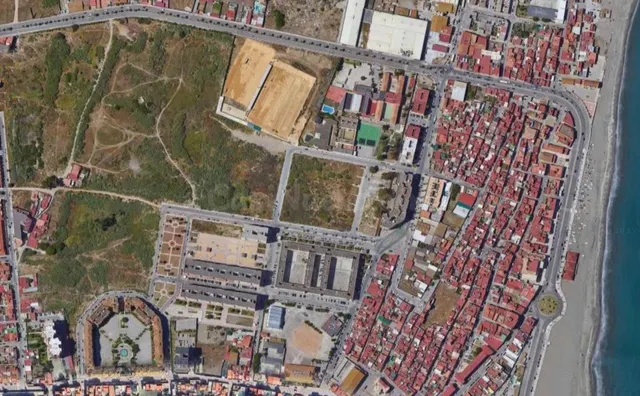 Solar de 134.000 m2 para distintos usos a 600m de la playa. 