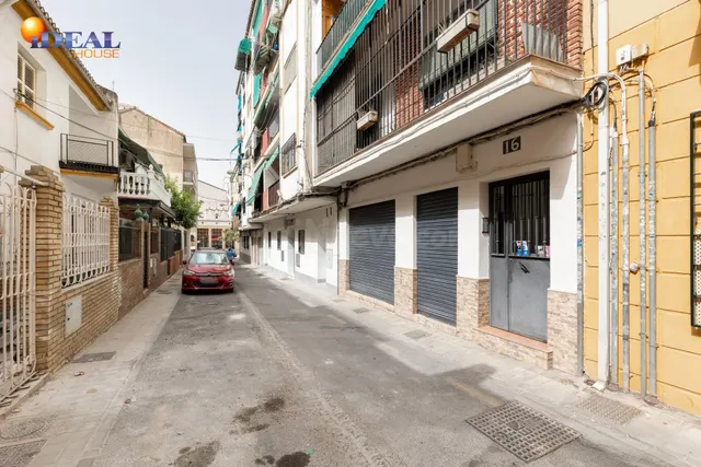 Local Comercial en la Mejor Zona de La Chana - foto 2