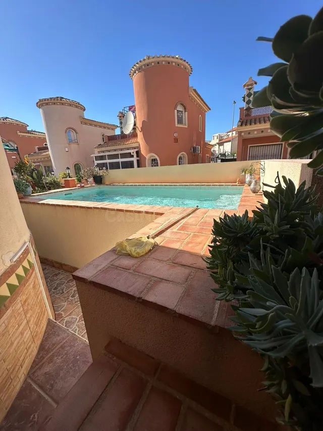 Encantadora villa familiar en Lomas de Cabo Roig: ¡Moderna c