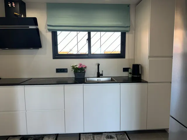 Ático orientado al sur con vistas al mar y amplia terraza en el centro de Torrevieja — 16