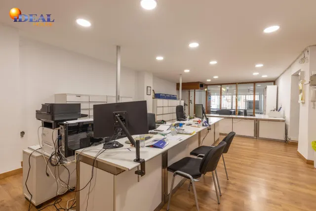 LOCAL COMERCIAL EN CALLE ÁNGEL GANIVET – UBICACIÓN PRIVILEGIADA — 24