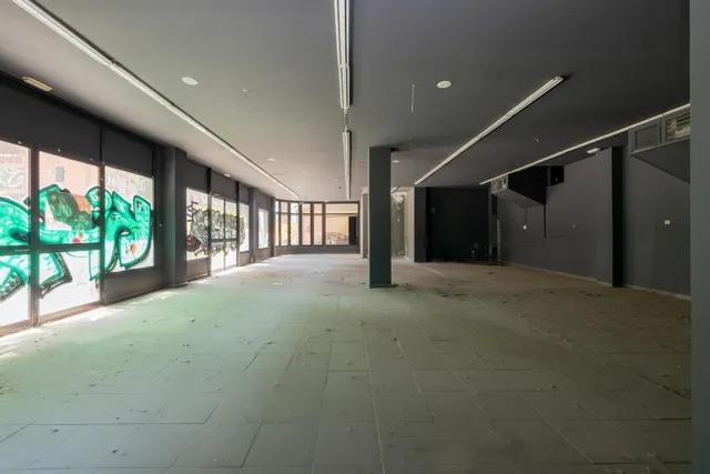 Amplio local comercial en Camino de Ronda — 6