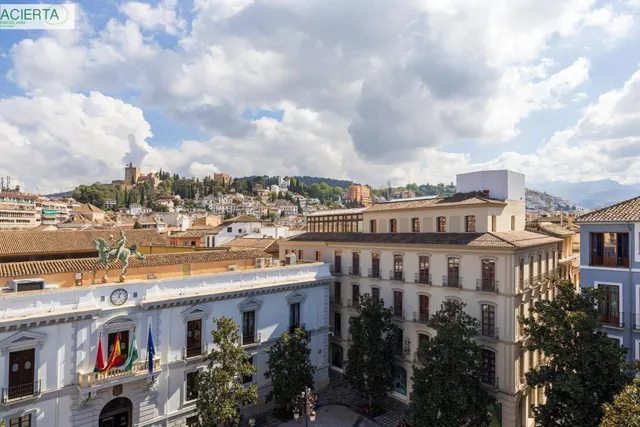 GRAN PISO EN PLAZA DEL CARMEN FRENTE AL AYUNTAMIENTO. — 41