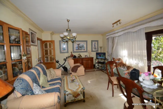 ¡¡ GRAN OPORTUNIDAD. VIVIENDA CÉNTRICA EN ORIHUELA !! Piso de 102 m2. construidos, distribuidos en 3 habitaciones, 2 baños. Zona Centro de Orihuela. — 2
