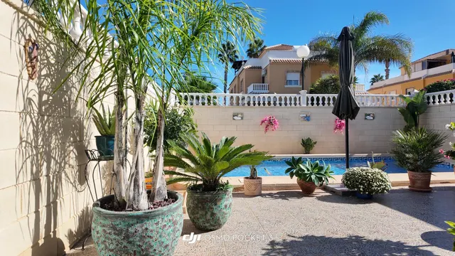 Tu Refugio Soñado: Casa de Esquina con Piscina Privada en Ro - foto 3