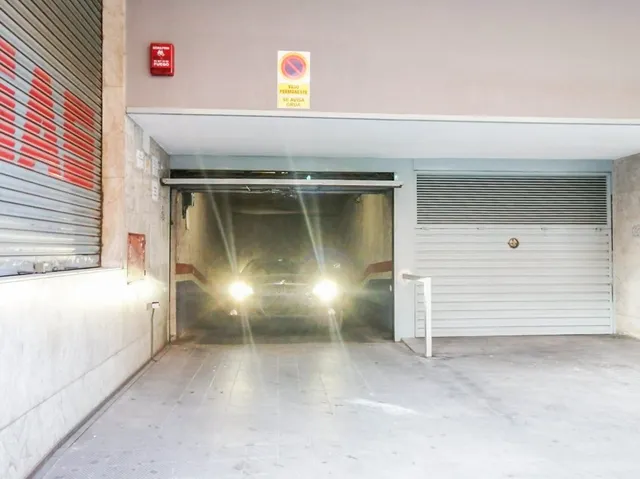 PLAZA DOBLE DE PARKING EN TRINITAT VELLA- BARCELONA — 2