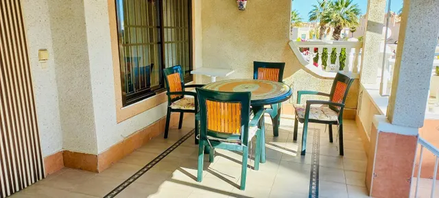 Bungalow con amplia terraza a pocos pasos de la playa y orientación Sur. — 9