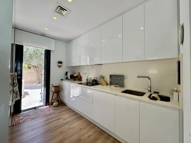 elegante villa con vistas parciales al mar. — 34