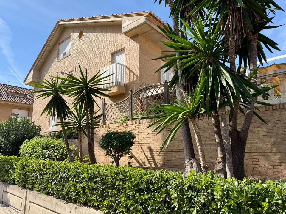 Chalet adosado esquinero con jardín privado, terrazas y garaje doble en La Patacona