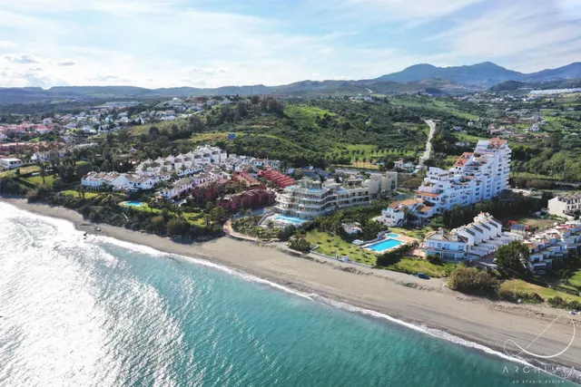 EXCLUSIVIDAD Y LUJO EN PRIMERA LÍNEA DE PLAYA EN ESTEPONA — 11