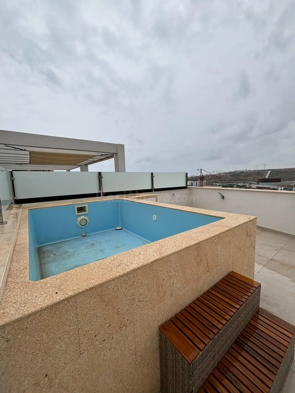 Se vende ático con piscina privada en Estepona