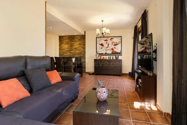 Espectacular vivienda pareada a la entrada a de Jun - foto 2