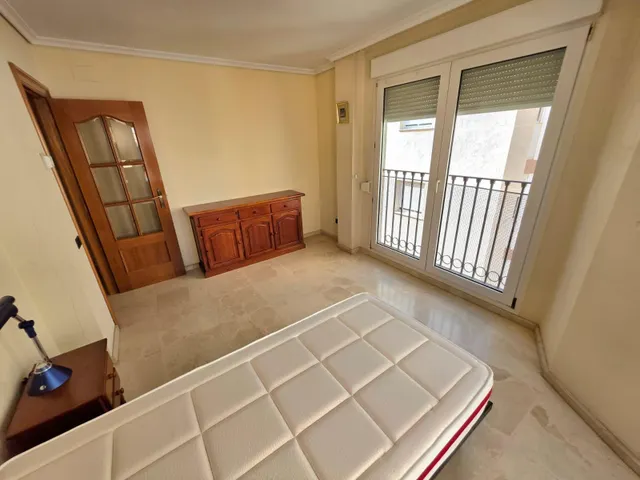 Amplia Vivienda en Alquiler con Terraza en Castellón. — 24
