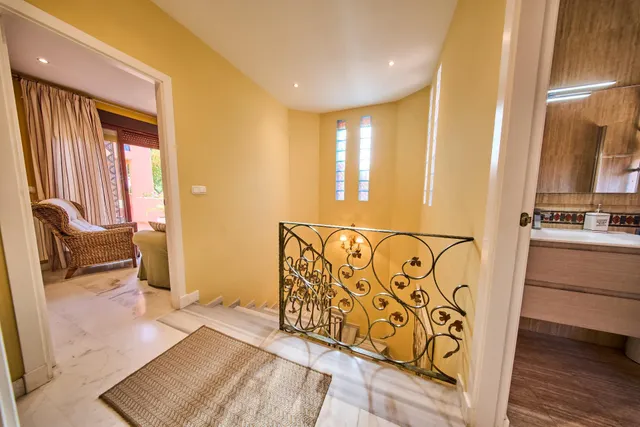AMPLIA CASA DE 5 DORMITORIOS CON GARAJE, GRANDES TERRAZAS Y VISTAS AL CAMPO DE GOLF EN PLAYA GRANADA — 16