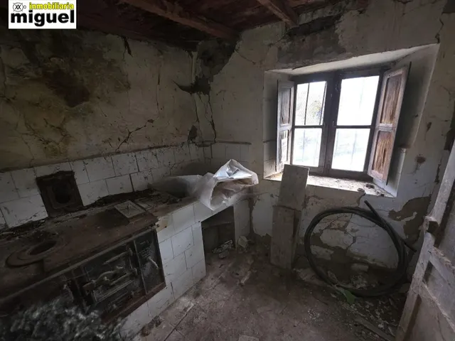 Se vende casa de piedra para rehabilitar con jardín en Cades (Herrerías) — 13