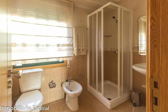 ¡Impresionante Chalet Familiar en Mogor, Marín! — 23