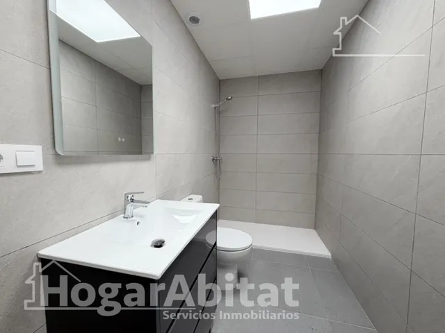 Estrena diseño y máxima eficiencia en esta moderna planta baja reformada con piscina y garaje — 28