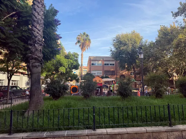 Piso en buena zona,  metro amistat, muy luminoso, a poca distancia de las universidades. — 25