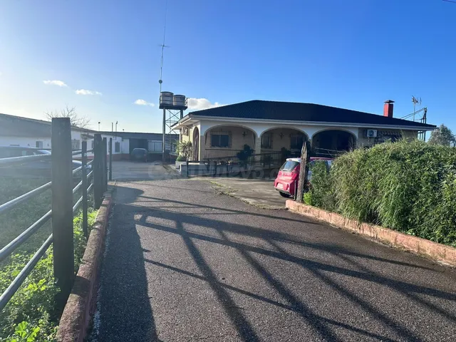 FINCA RÚSTICA HIPOTECABLE CON 2 CASAS, 2 NAVES Y TRASTEROS A