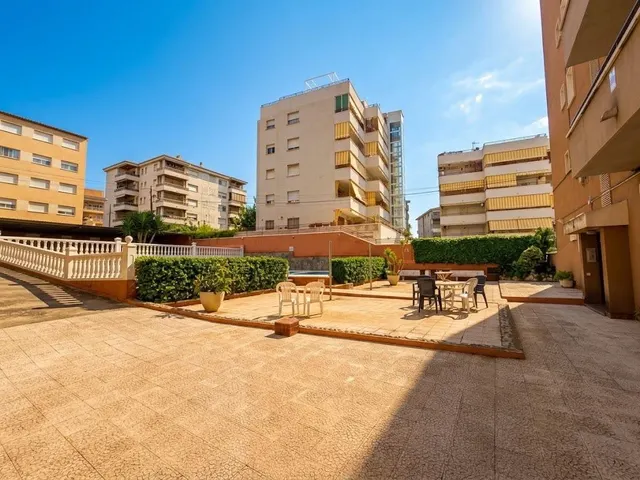 3 dormitorios, jardín, parking, piscina comunitaria. — 28