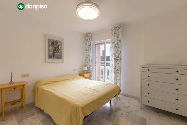 Casa independiente con piscina en La Zubia. — 18