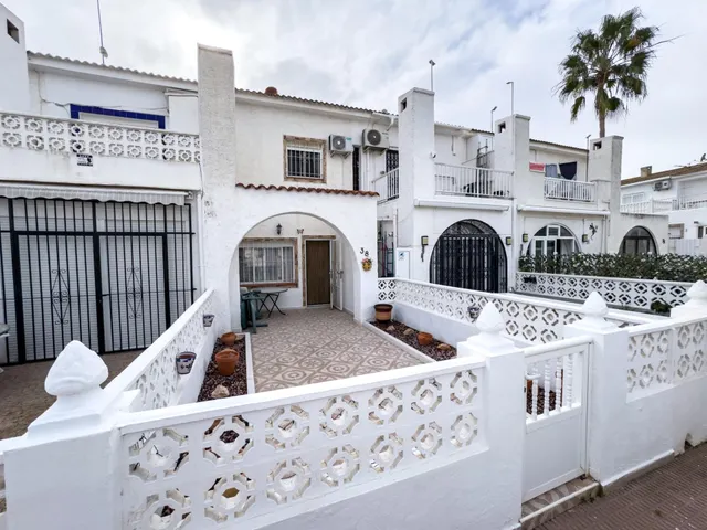 Encantador adosado de 2 plantas en Nueva Torrevieja — 2 dormitorios, 2 baños, gran patio y piscina comunitaria — 4