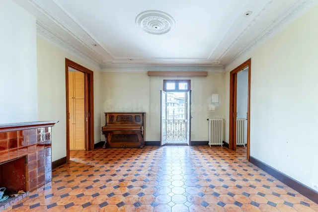 Inmobiliaria en Barcelona . Venta de piso finca regia en Ens - foto 4