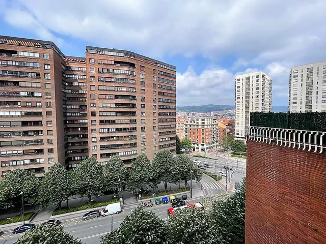 Se Alquila amplia Vivienda de 4 habitaciones y 2 baños con B