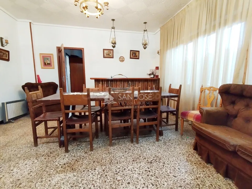 SE VENDE CHALET EN PARCELA URBANA EN LA ROMANA