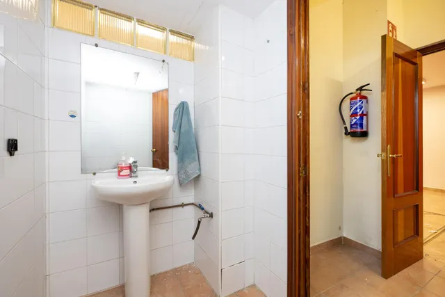Local de 50 m2 cerca del centro de Granada con posibilidad de cambio de uso a vivienda — 20