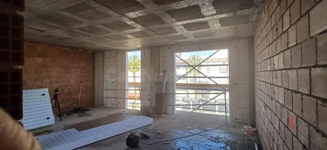 ÁTICO DE 3 DORMITORIOS Y TERRAZA CON 2 PLAZAS DE APARCAMIENT - foto 3