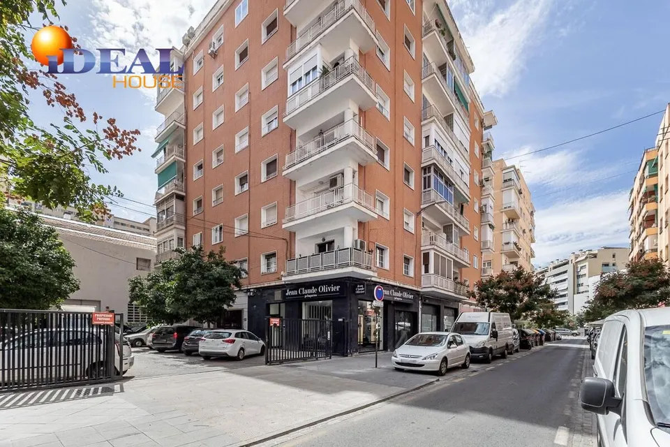 PISO JUNTO A HIPERCOR · ÚLTIMA PLANTA · MUCHA LUZ · ASCENSOR · METRO