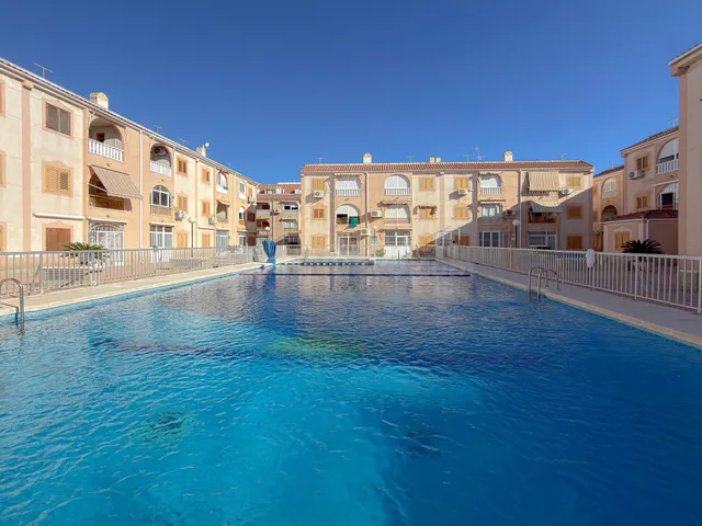 Acequion! Fantastico apartamento con amplia terraza y vistas laterales al mar + Gigantesca piscina comunitaria + Licencia turística (300 mts playa) — 2