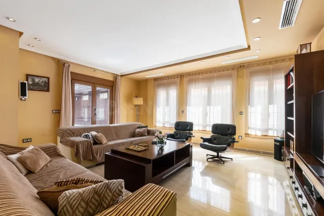 Impresionante villa de 620 metros con piscina, sotano, bodeg - foto 3