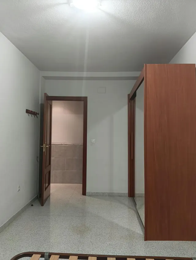 AMPLIO PISO PARA ESTUDIANTES CON CAMAS DE DOBLES — 16