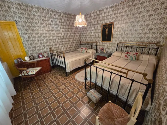 SE VENDE CASA EN CASTILFALE, 2 COCINAS,SALÓN, 6 HAB., BAÑO, PATIO, CALEFACCIÓN. — 19