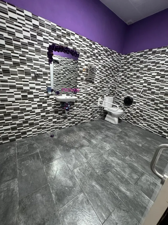 Local comercial en alquiler con tres salas y baño  adaptado — 6