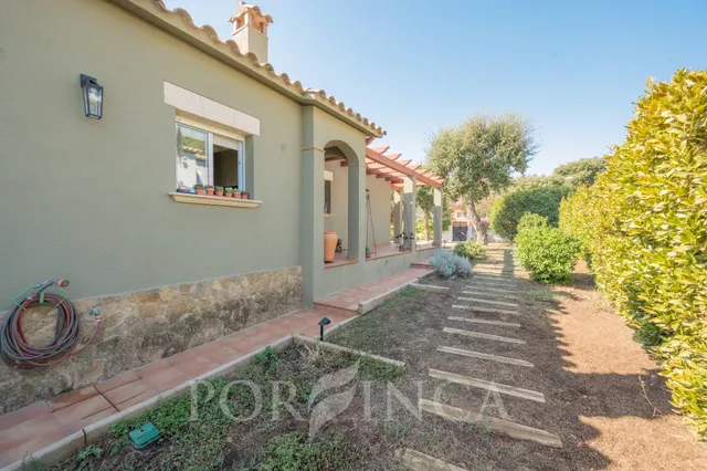 Casa completamente reformada con apartamento independiente, licencia turística, gran jardín y piscina en Calonge — 18
