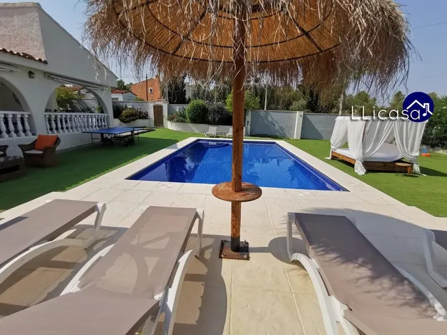 Chalet independiente en venta en urbanización de Llíria — 40
