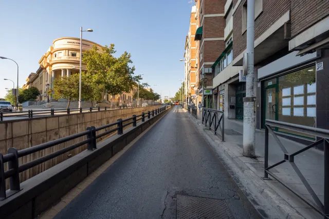 Local comercial en Avda. Madrid, frente a la antigua Facultad de Medicina. — 9