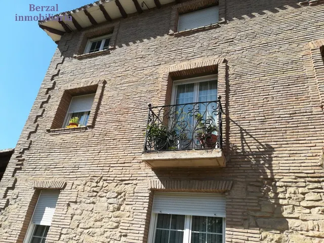 Casa magnifica, de dimensiones extraordinarias a veinte minutos andando del centro. — 23